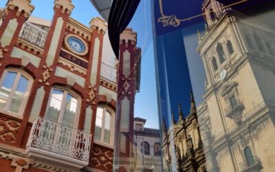 La fachada de la Casa del Reloj ya luce en la Plaza de Santa María